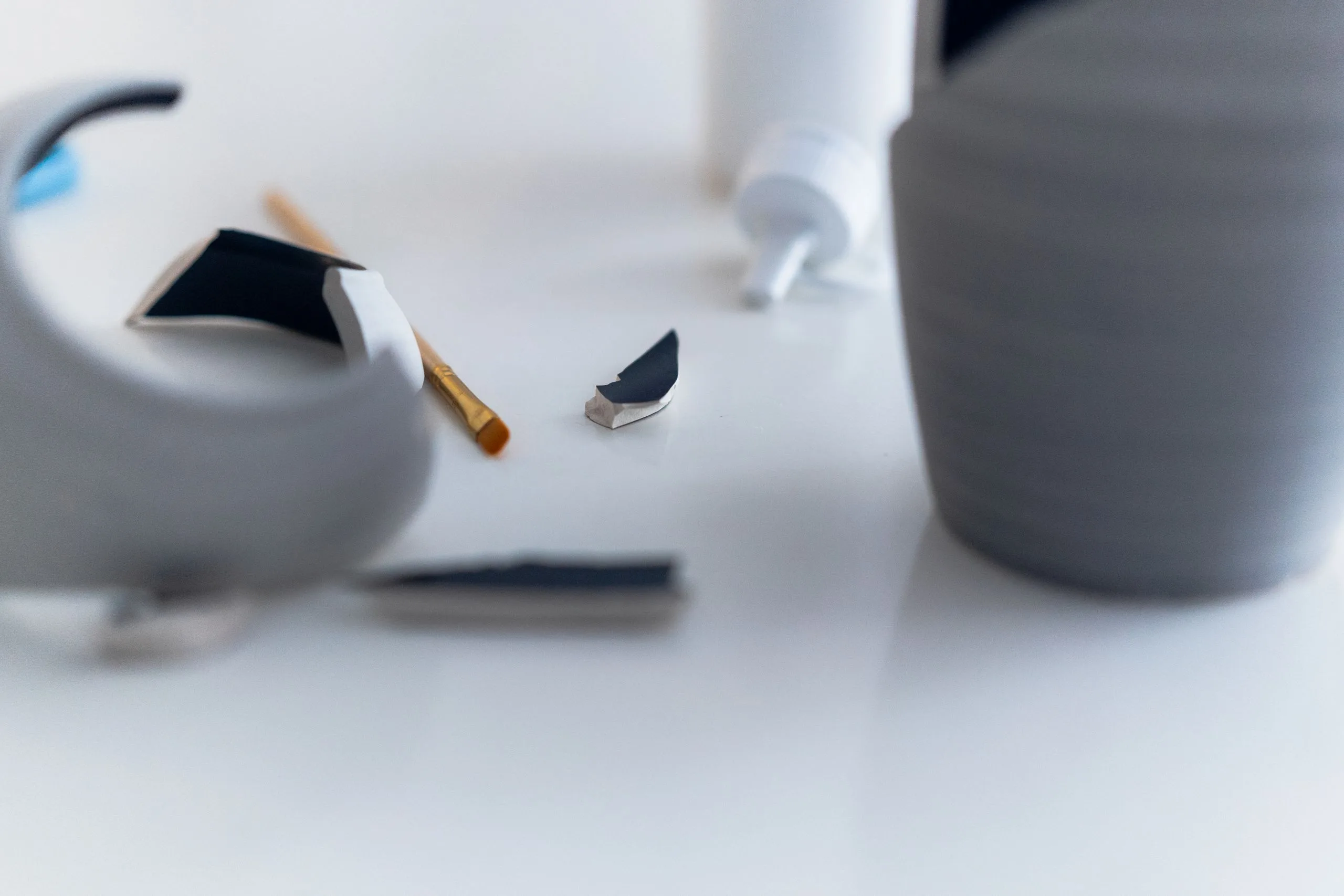 Réparation soignée d'un vase en verre sur une table de travail
